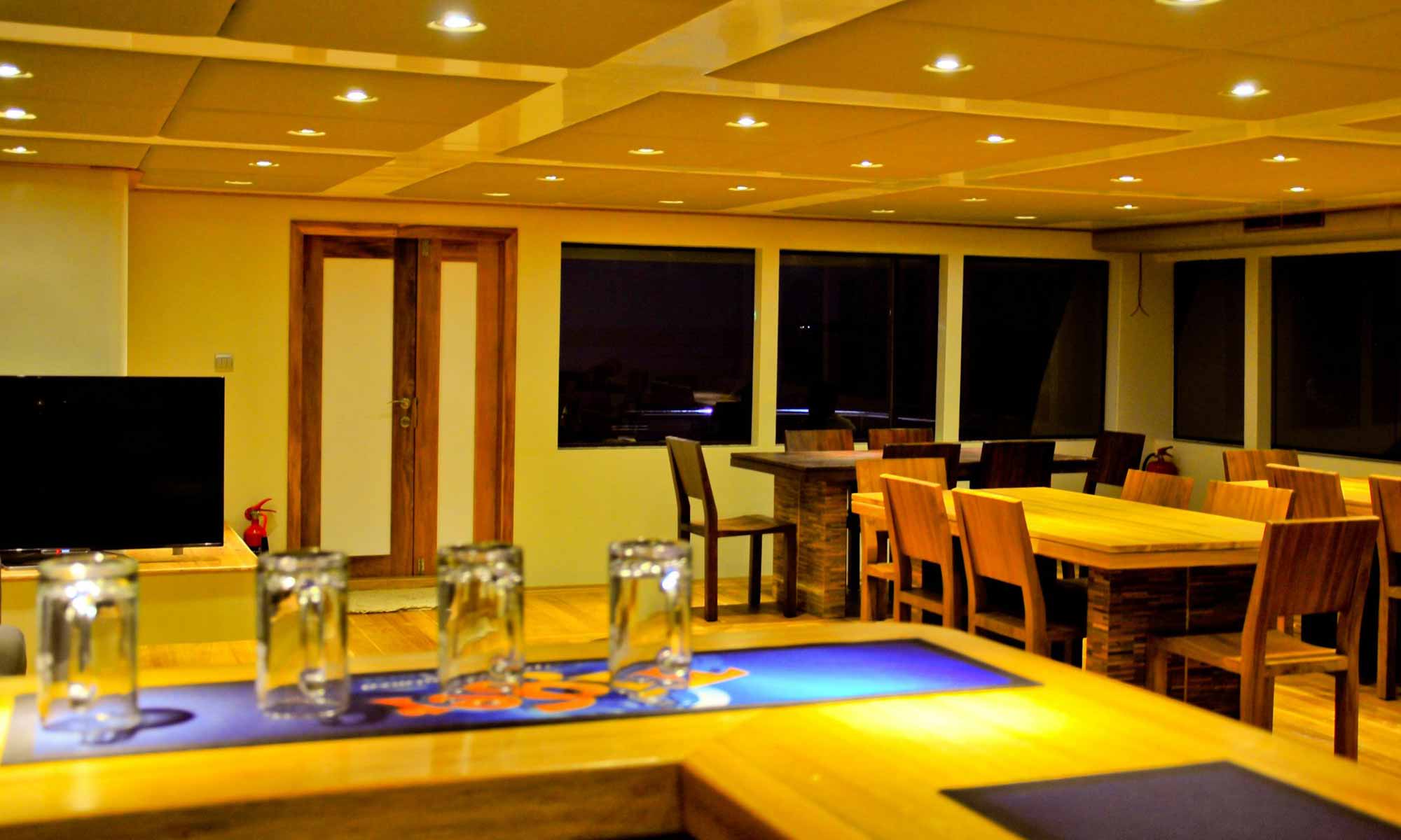 Slow Dive Indischer Ozean Malediven Adora Bar