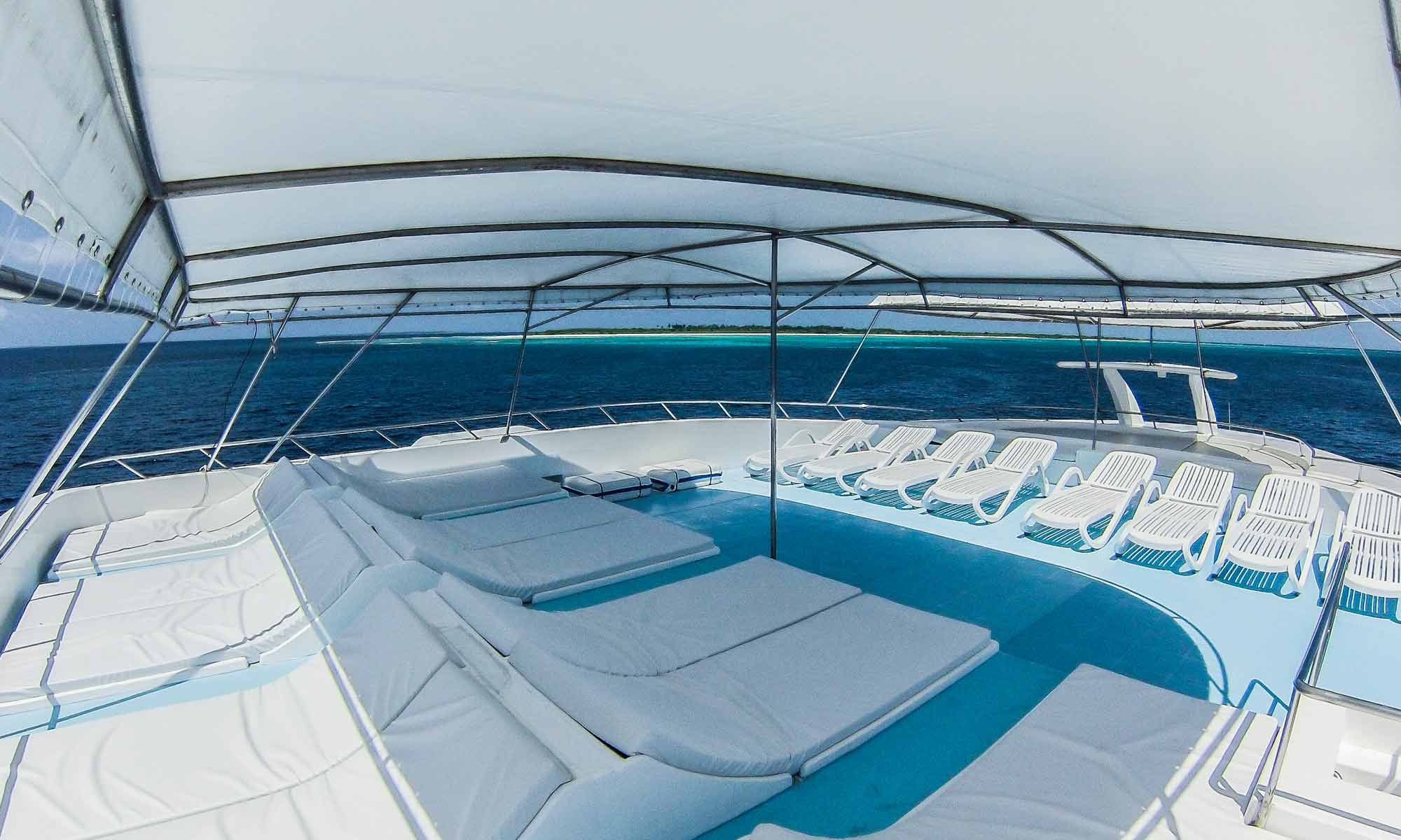 Slow Dive Indischer Ozean Malediven Amba Loung Sonnendeck