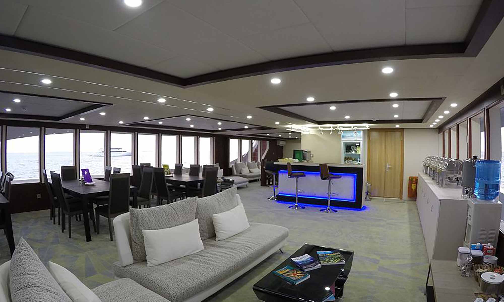 Slow Dive Indischer Ozean Malediven Emperor Serenity Lounge