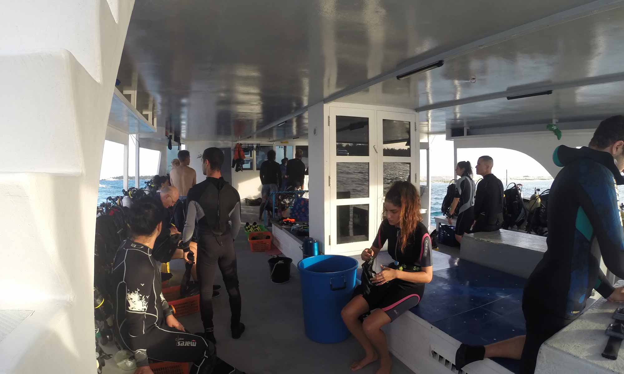 Slow Dive Indischer Ozean Malediven Emperor Serenity Tauchdeck