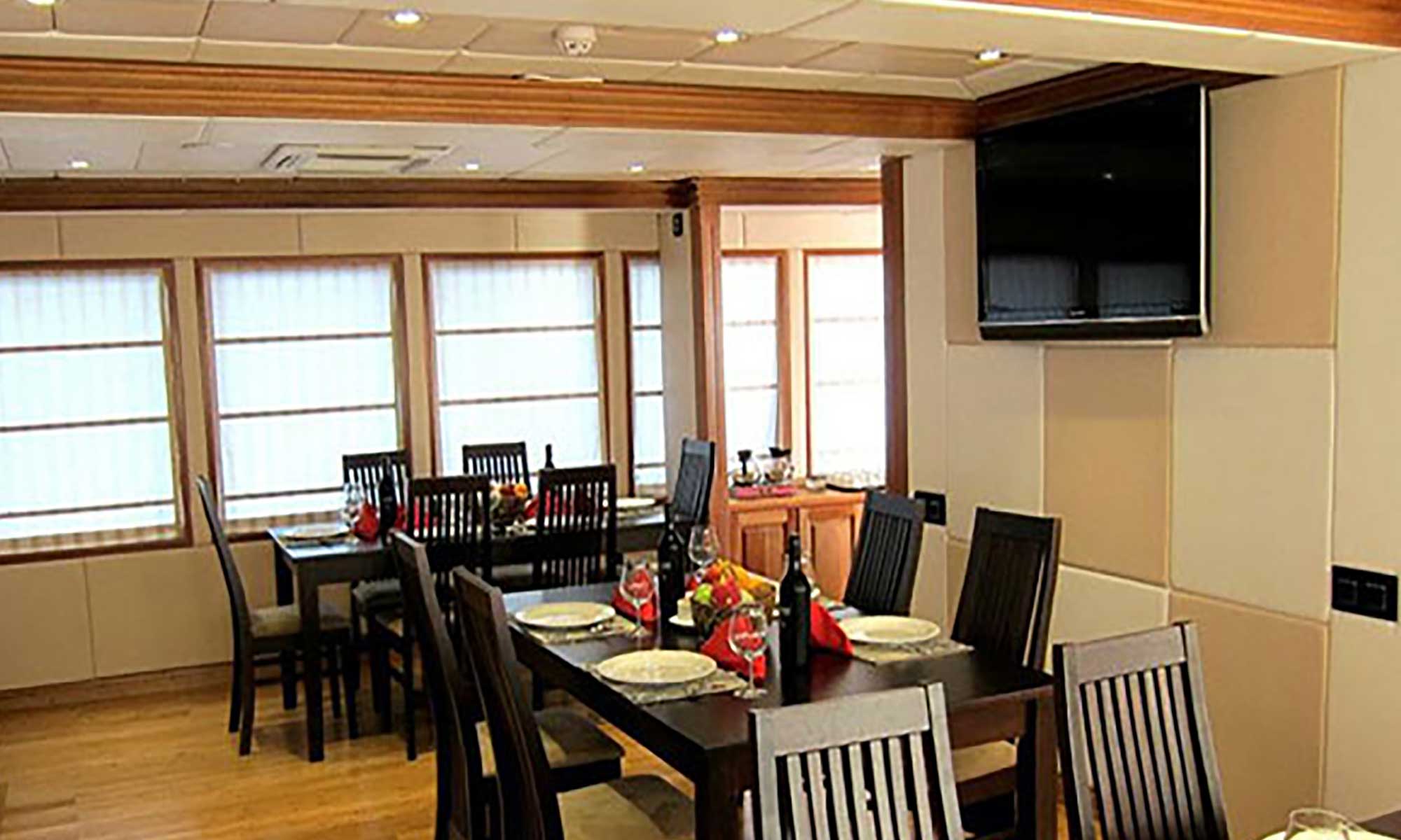 Slow Dive Indischer Ozean Malediven Emperor Virgo Salon