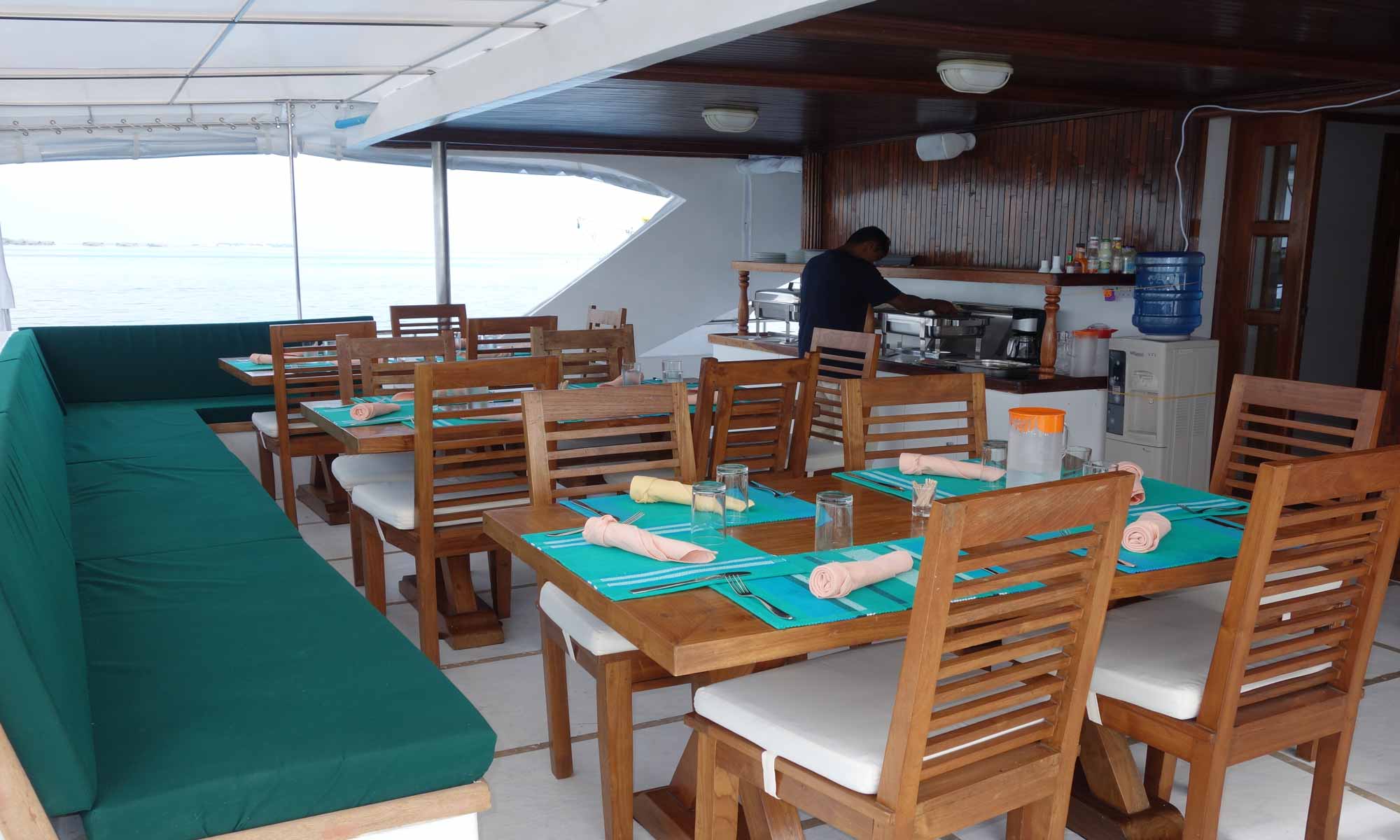 Slow Dive Indischer Ozean Malediven Emperor Voyager Restaurant