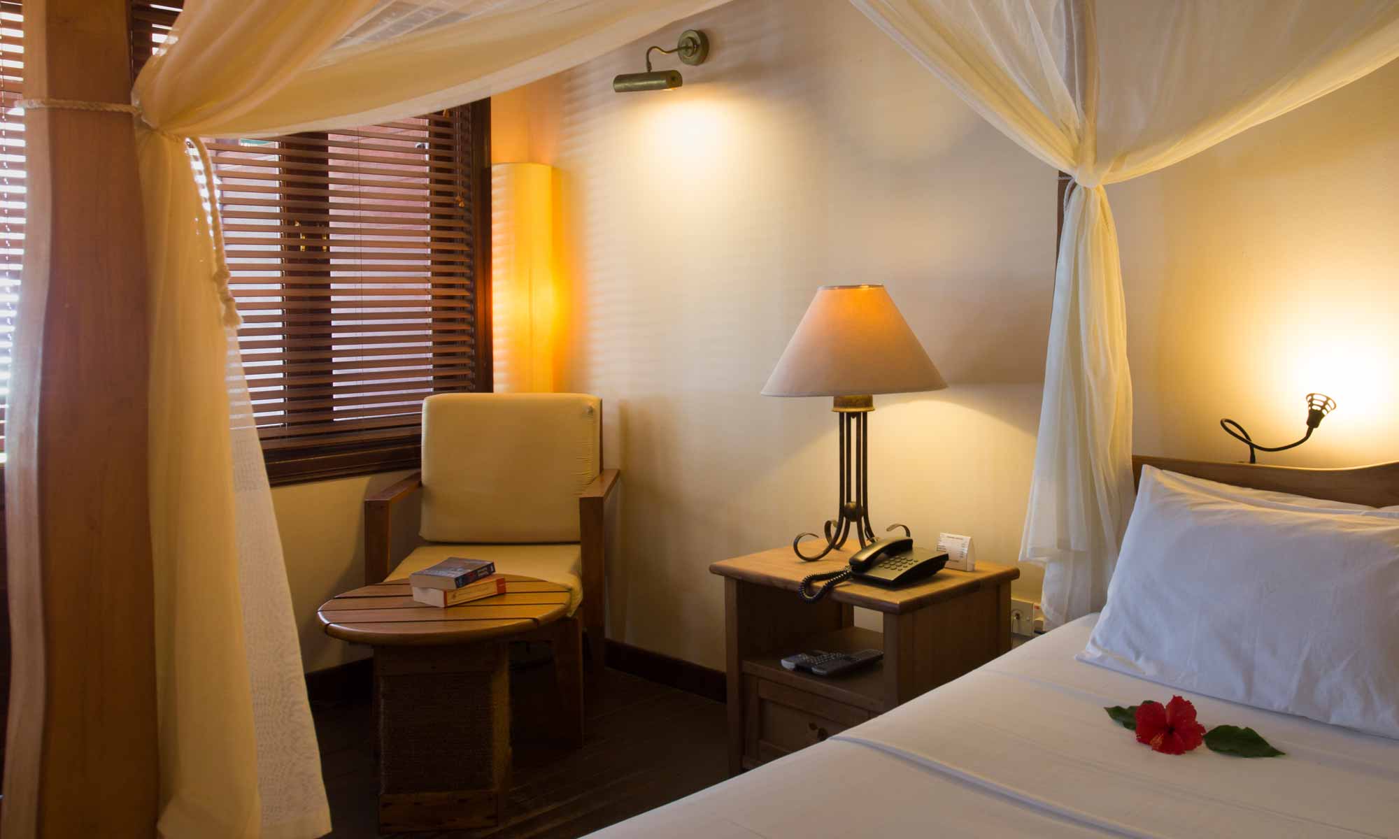 Slow Dive Indischer Ozean Malediven Filitheyo Island Resort Bett Bungalow