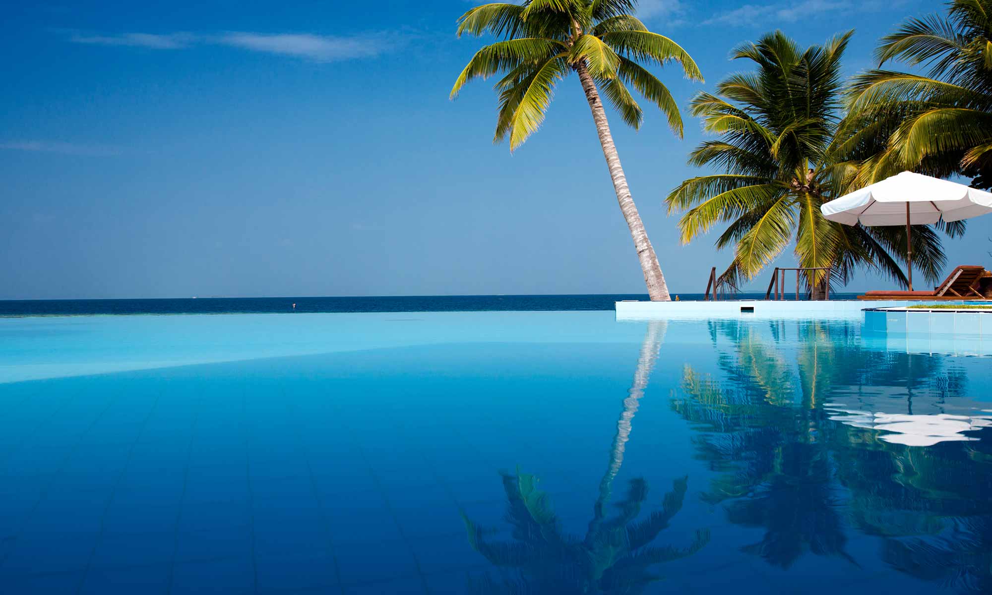 Slow Dive Indischer Ozean Malediven Filitheyo Island Resort Infinity Pool