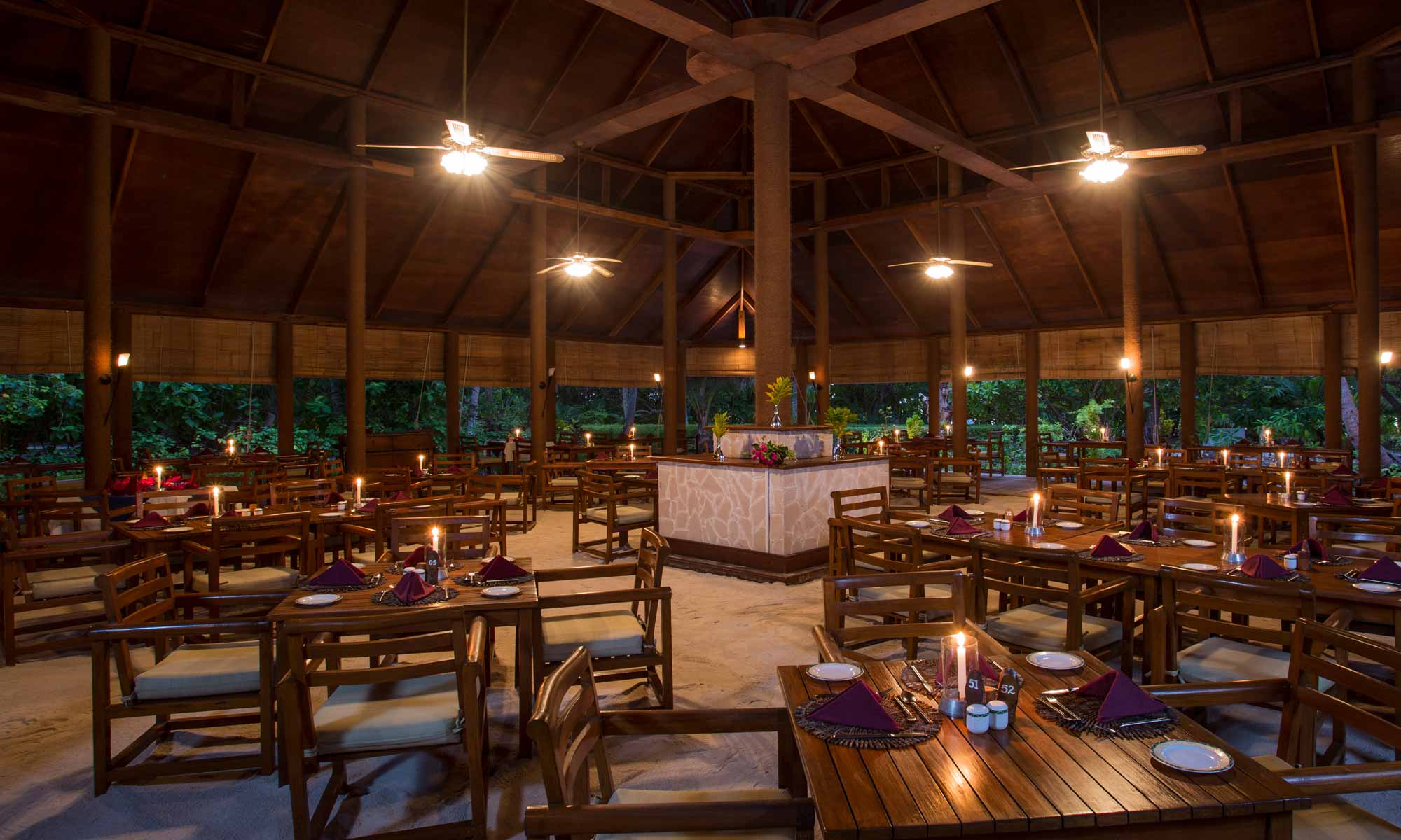 Slow Dive Indischer Ozean Malediven Filitheyo Island Resort Restaurnt beleuchtet