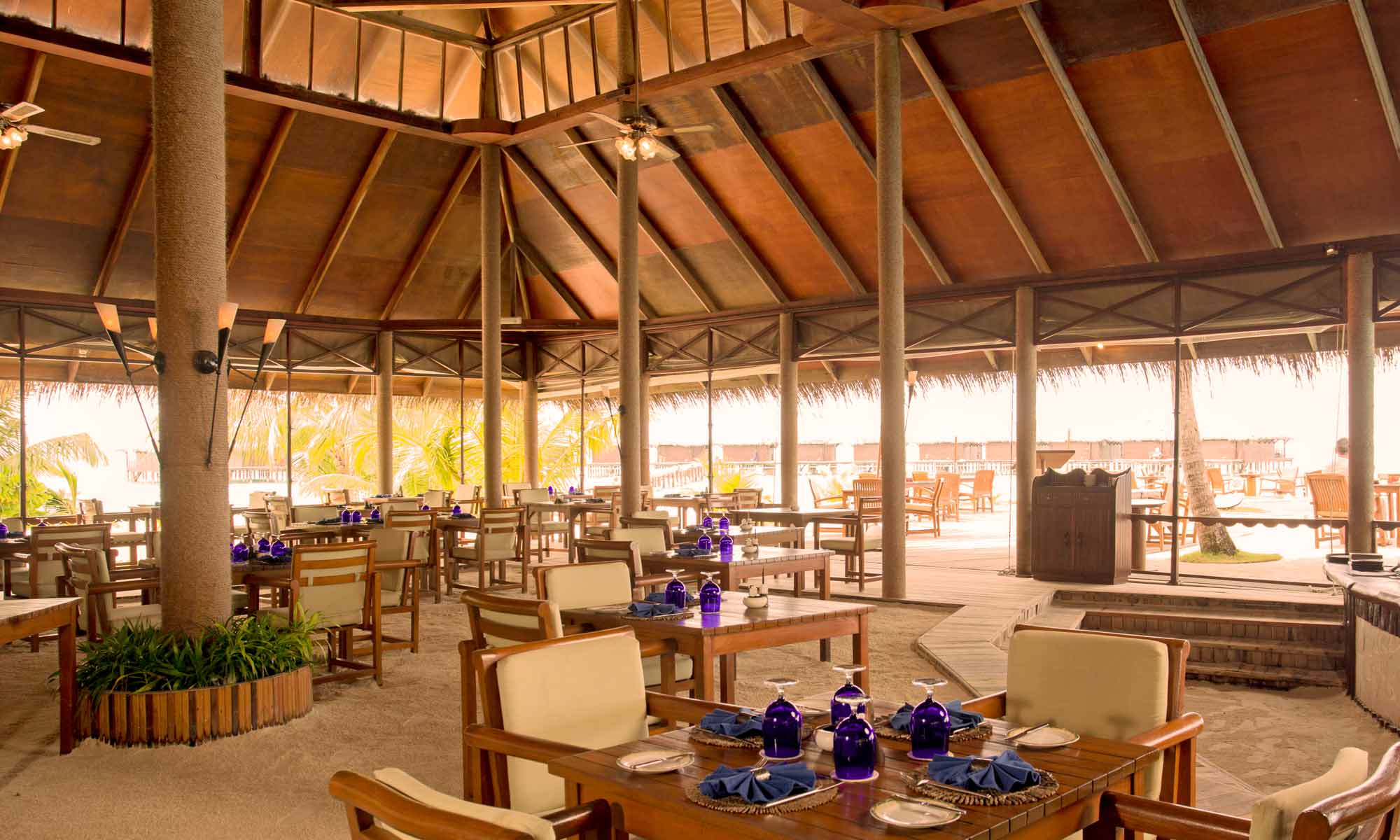 Slow Dive Indischer Ozean Malediven Filitheyo Island Resort Restaurant