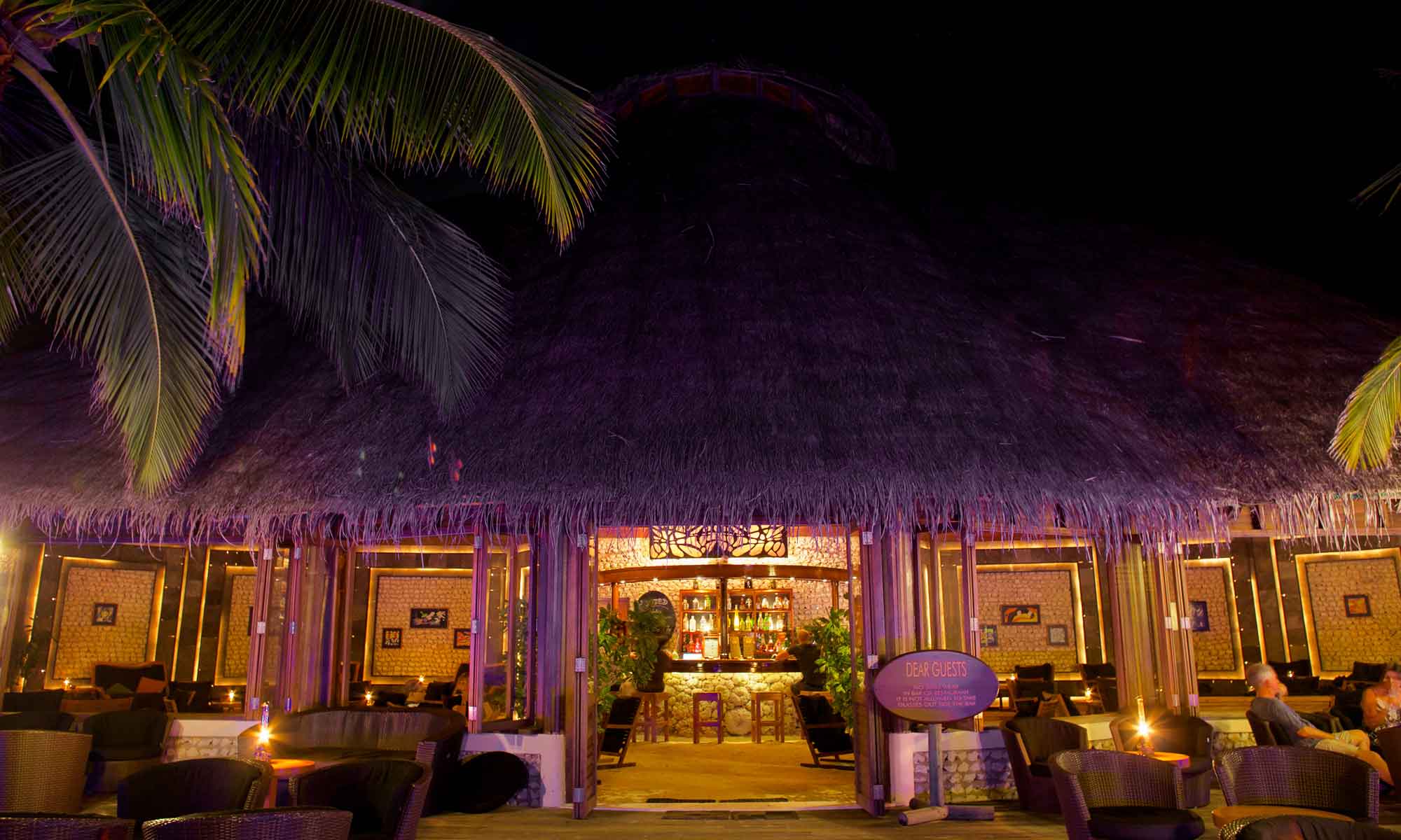 Slow Dive Indischer Ozean Malediven Kuredu Island Resort Abend Lounge