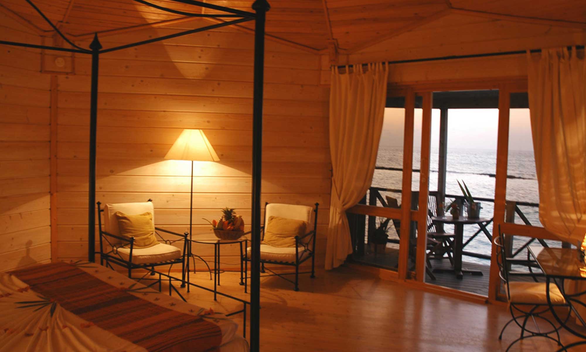 Slow Dive Indischer Ozean Malediven Kuredu Island Resort Bungalow Innen