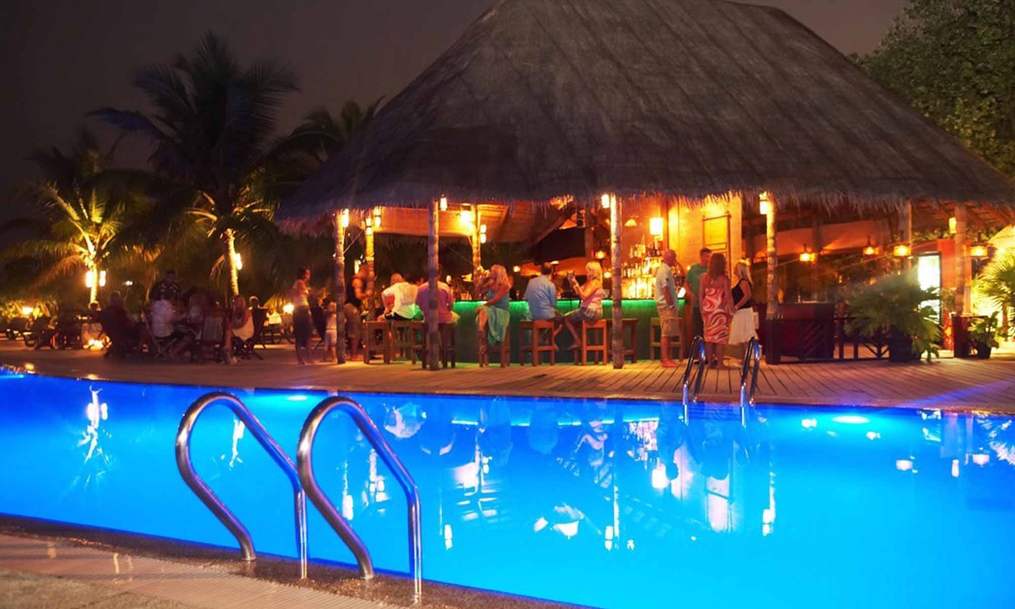 Slow Dive Indischer Ozean Malediven Kuredu Island Resort Pool Abend