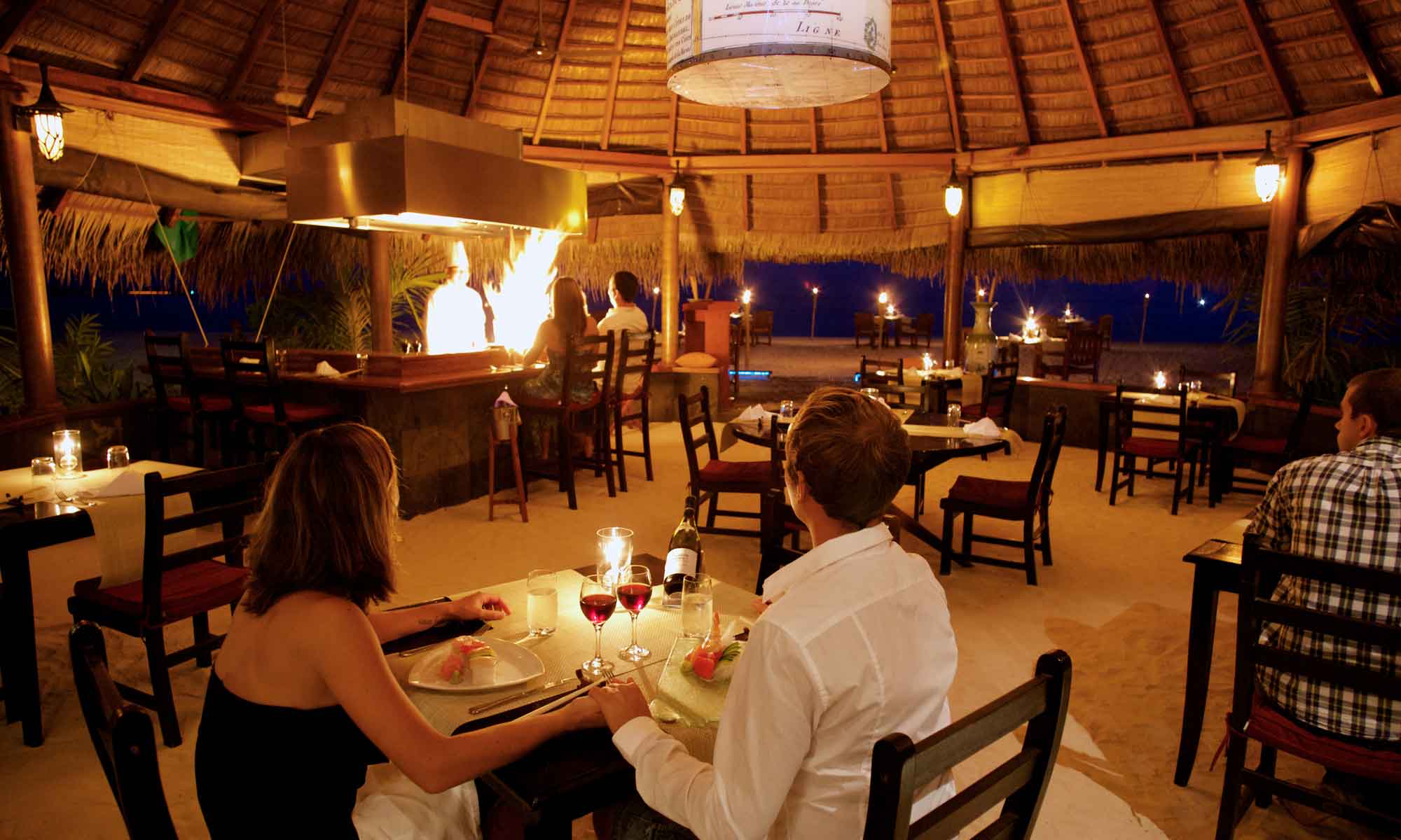 Slow Dive Indischer Ozean Malediven Kuredu Island Resort Restaurant Abends