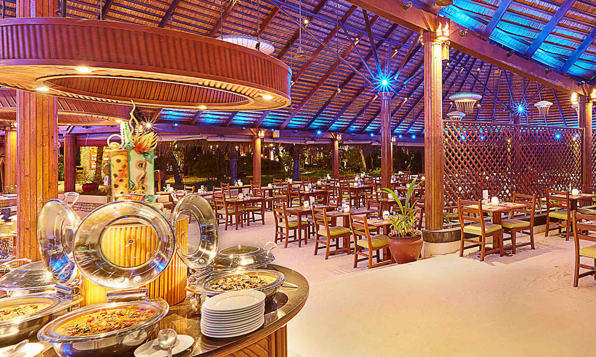 Slow Dive Indischer Ozean Malediven Kuredu Island Resort Restaurant Abends Buffet