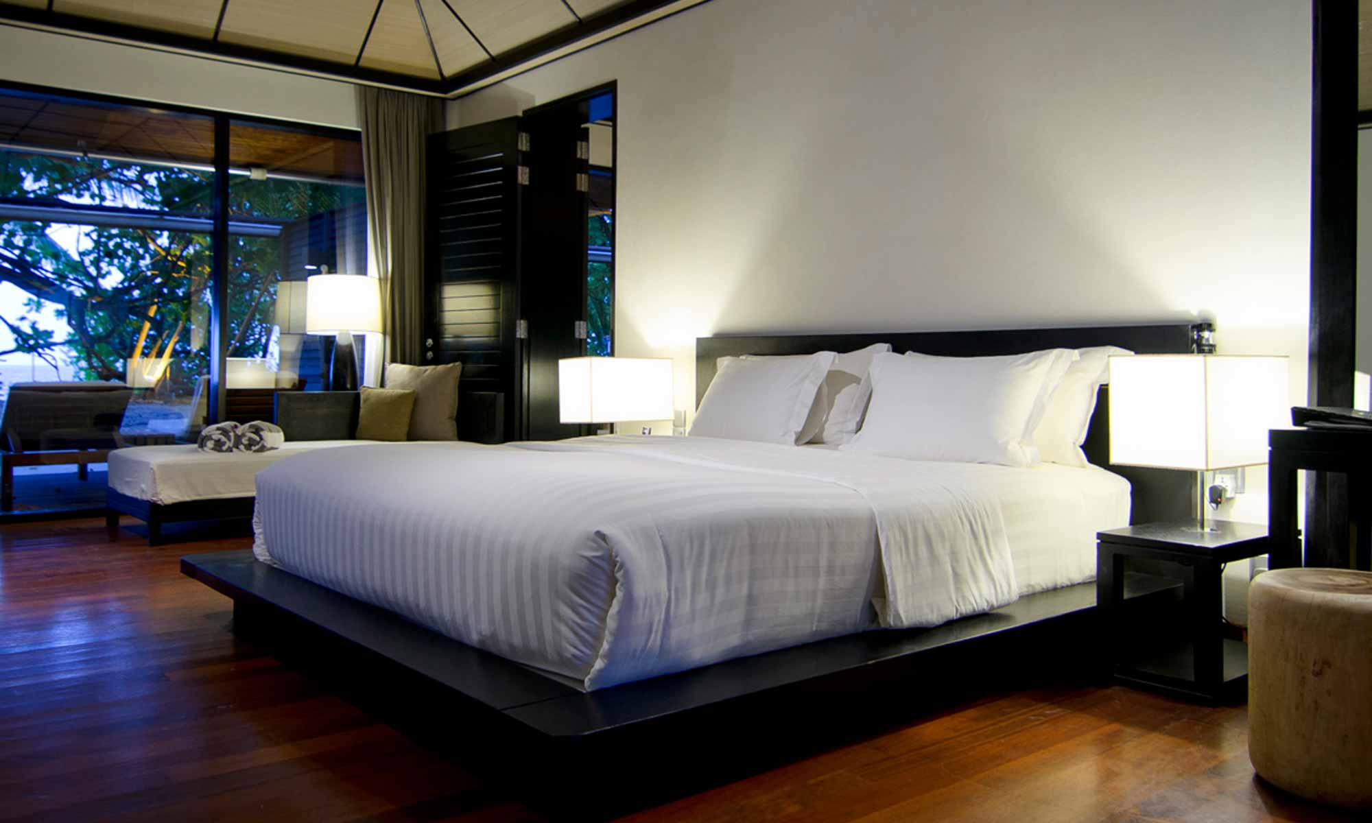 Slow Dive Indischer Ozean Malediven Lily Beach Resort Bett Zimmer