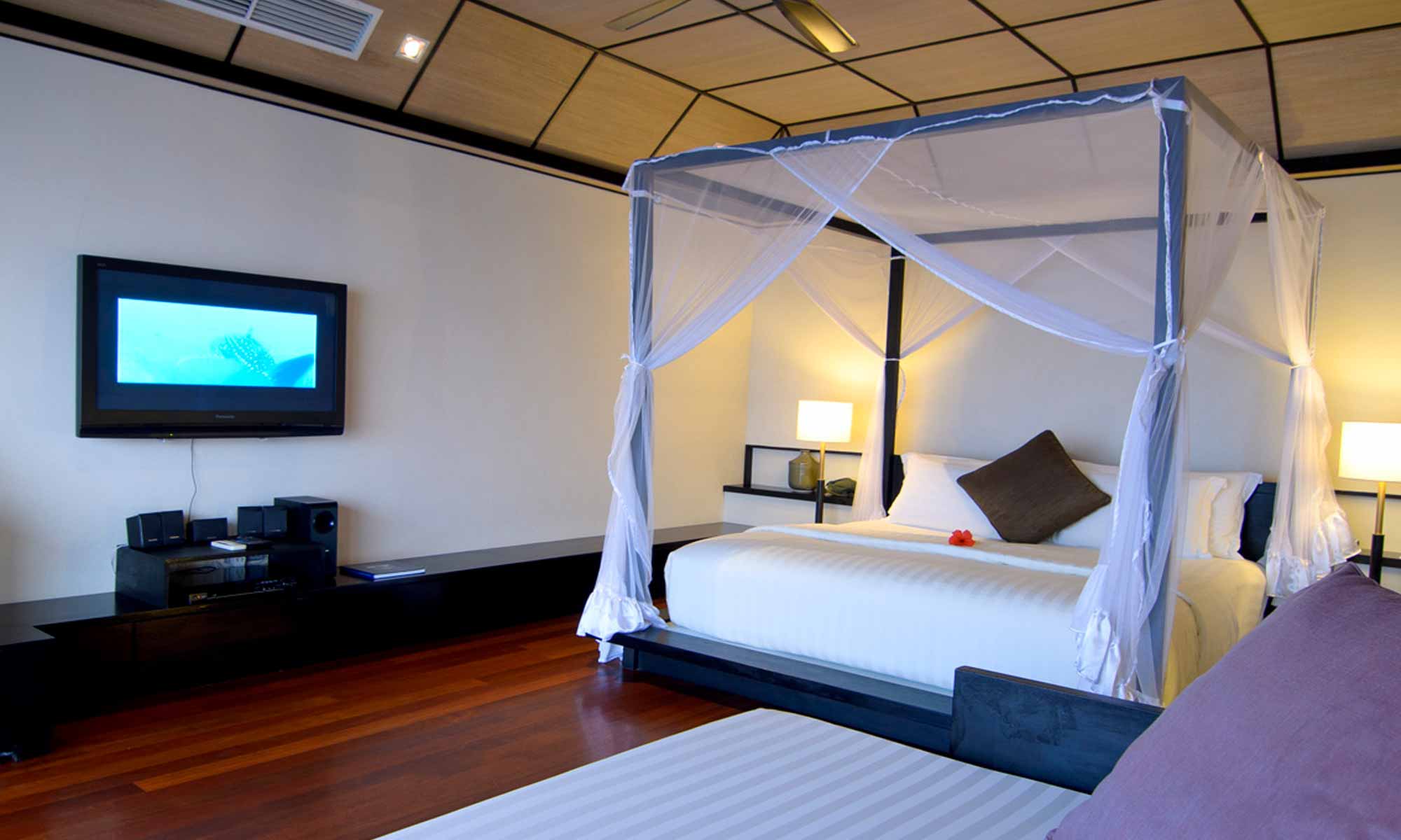 Slow Dive Indischer Ozean Malediven Lily Beach Resort Bett