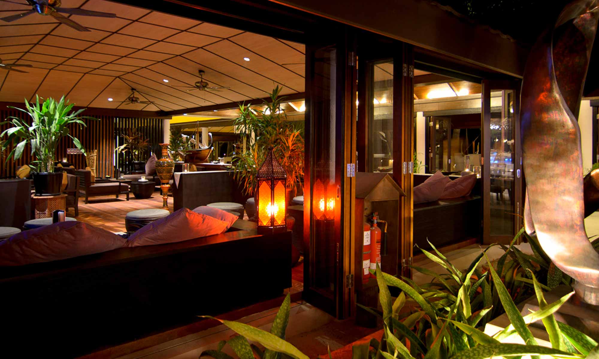 Slow Dive Indischer Ozean Malediven Lily Beach Resort Lounge