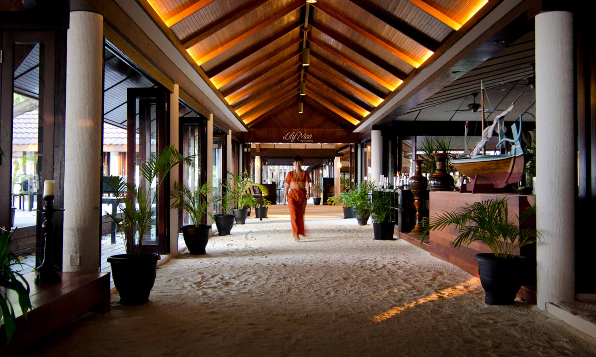 Slow Dive Indischer Ozean Malediven Lily Beach Resort Rezeptionsmitarbeiter