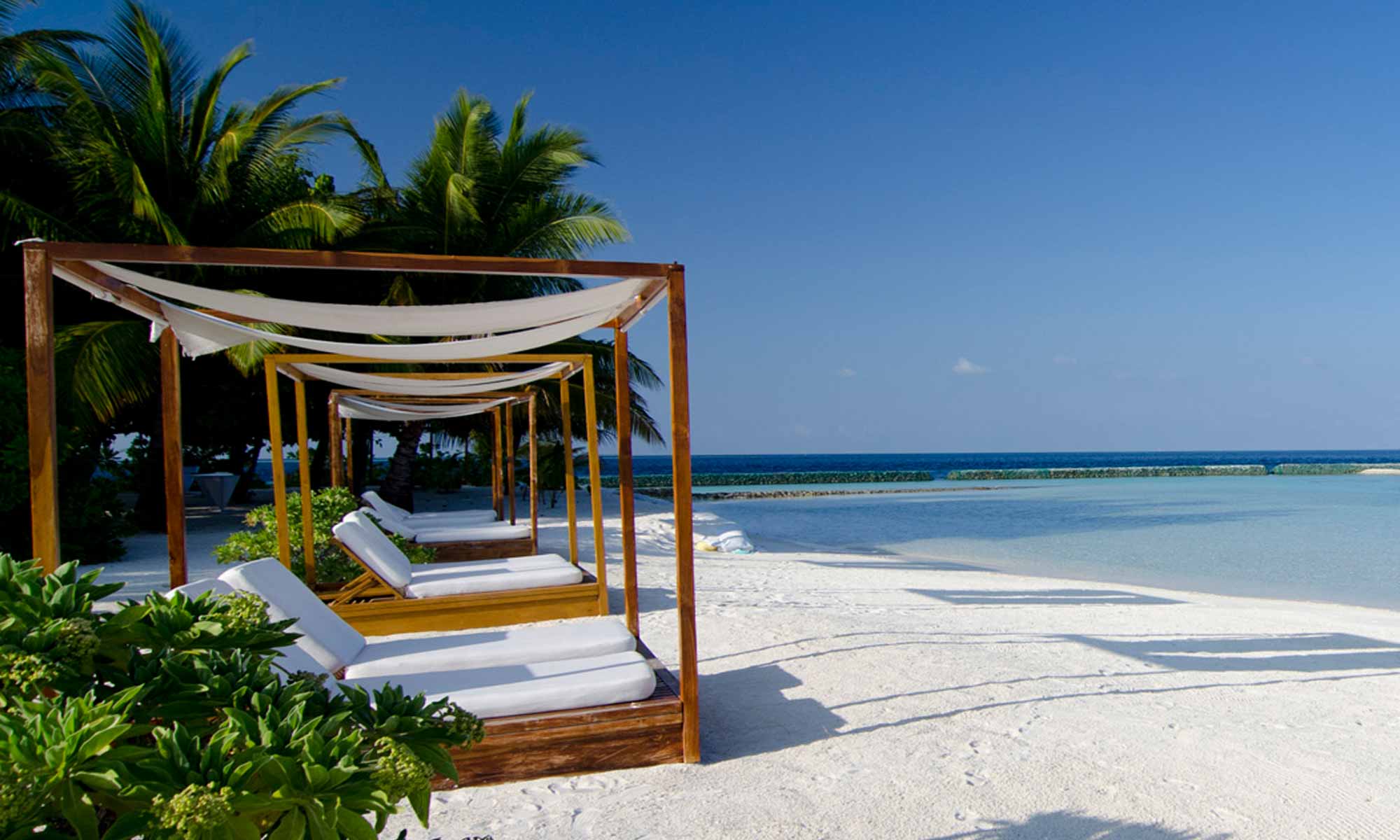 Slow Dive Indischer Ozean Malediven Lily Beach Resort Strandliegen