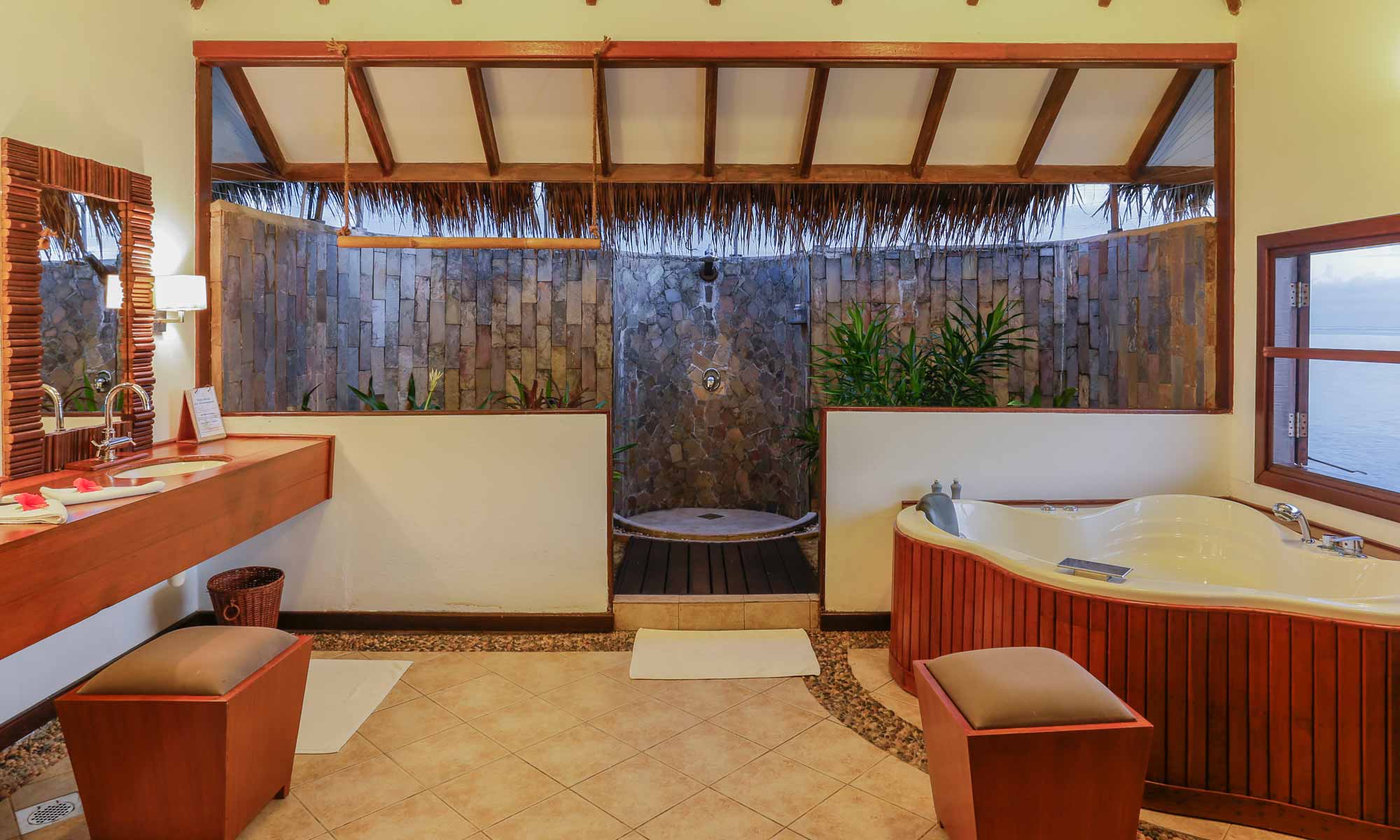 Slow Dive Indischer Ozean Malediven Medhufushi Island Resort Badezimmer