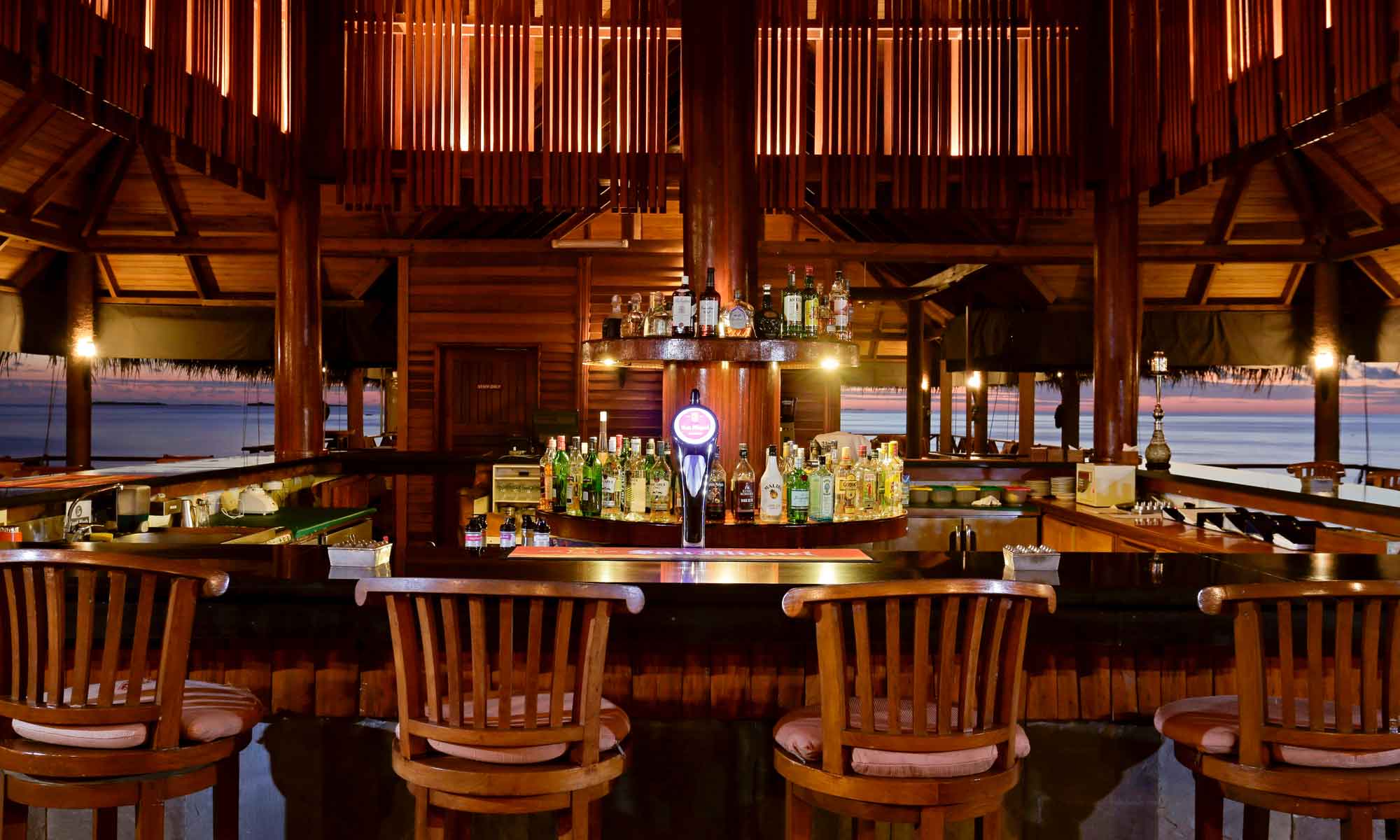 Slow Dive Indischer Ozean Malediven Medhufushi Island Resort Bar