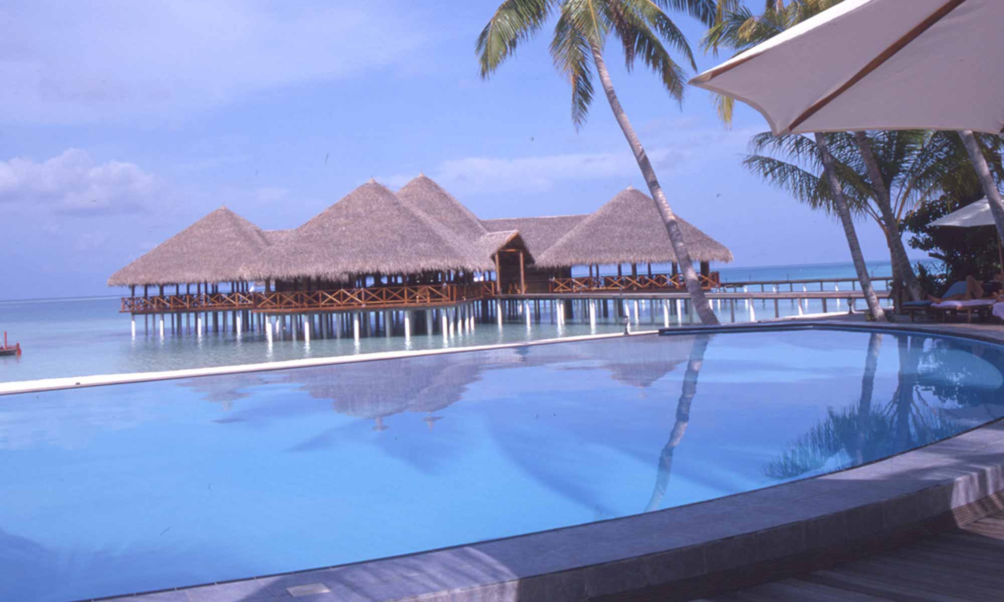 Slow Dive Indischer Ozean Malediven Medhufushi Island Resort Pool Bungalows