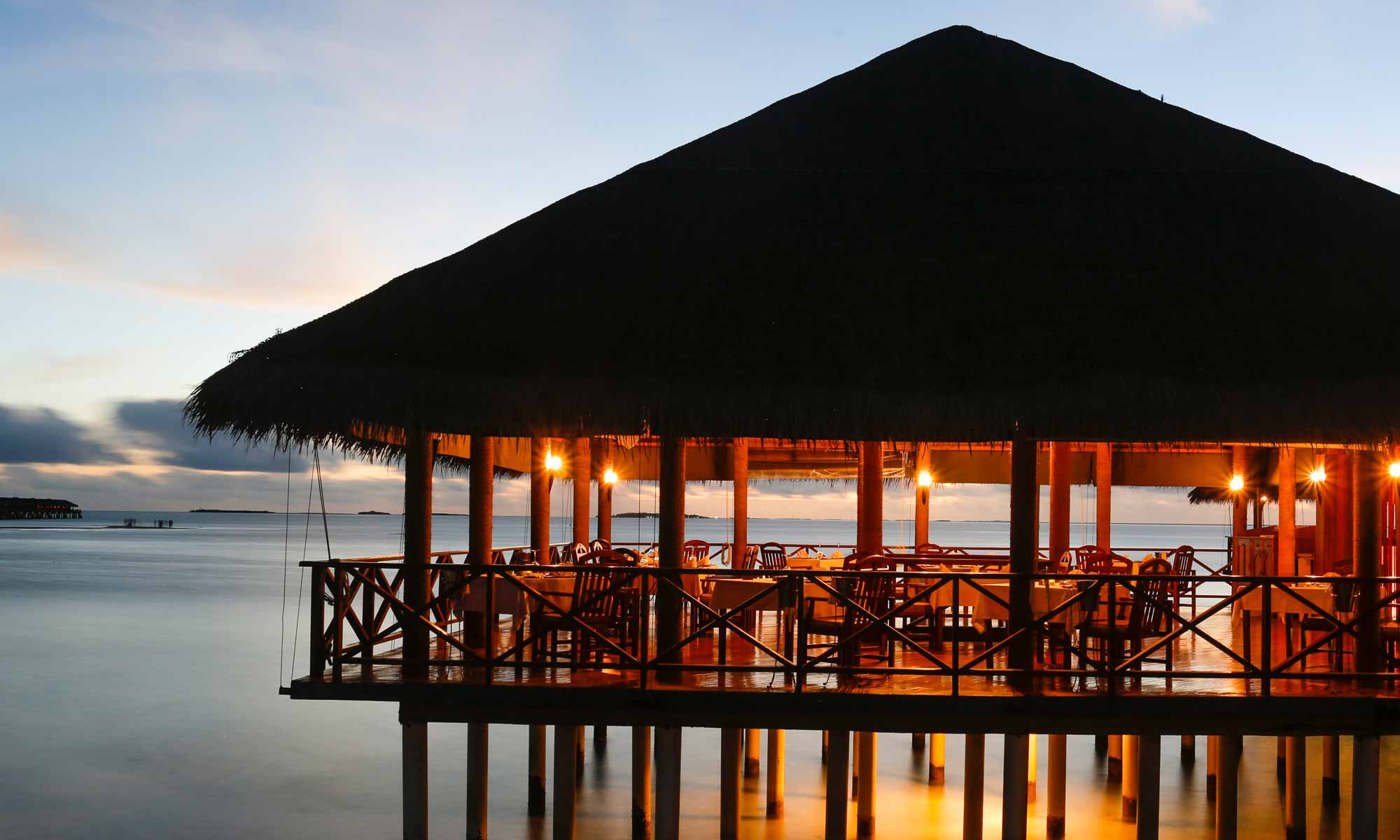 Slow Dive Indischer Ozean Malediven Medhufushi Island Resort Restaurant Abends