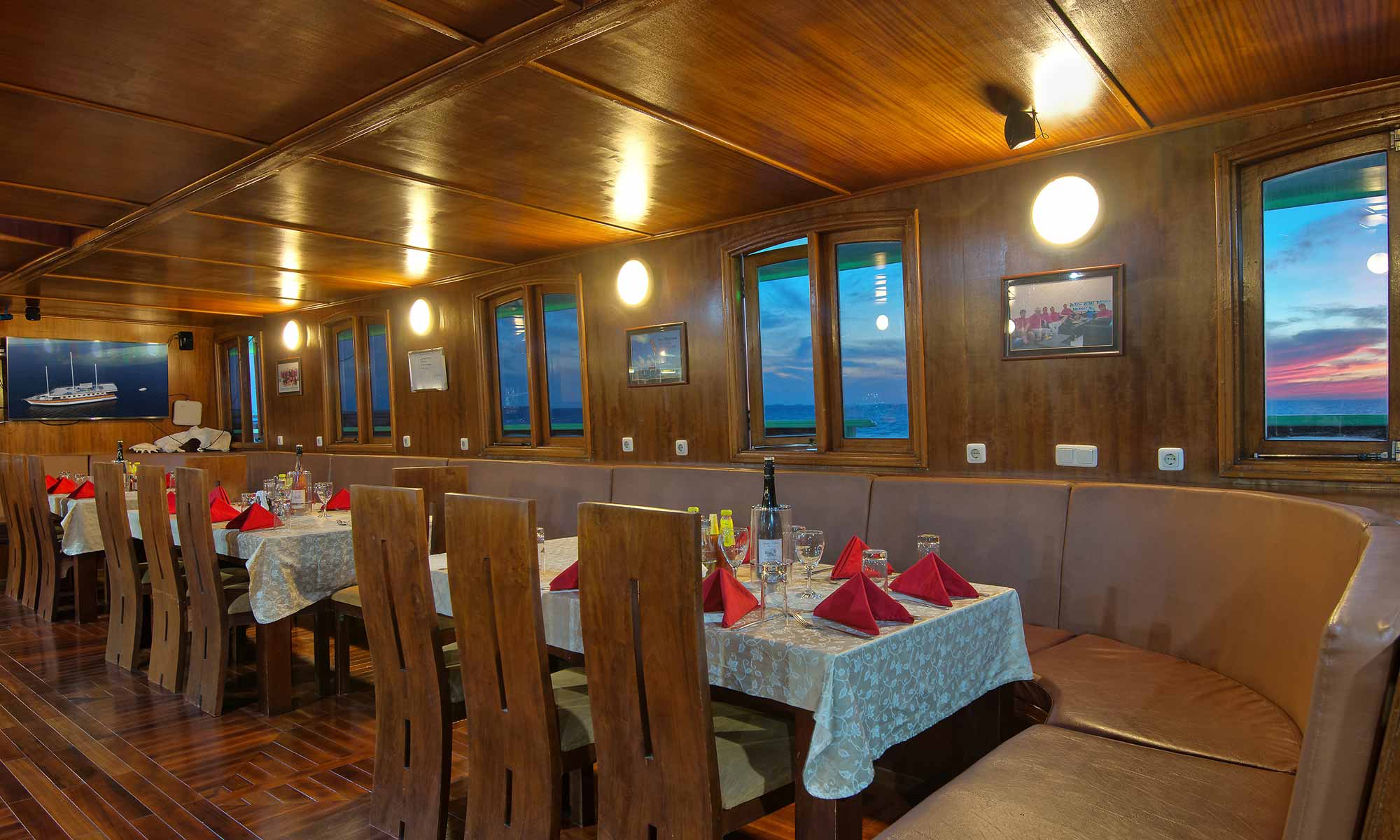 Slow Dive Indischer Ozean Malediven Nautilus Two Salon Tisch