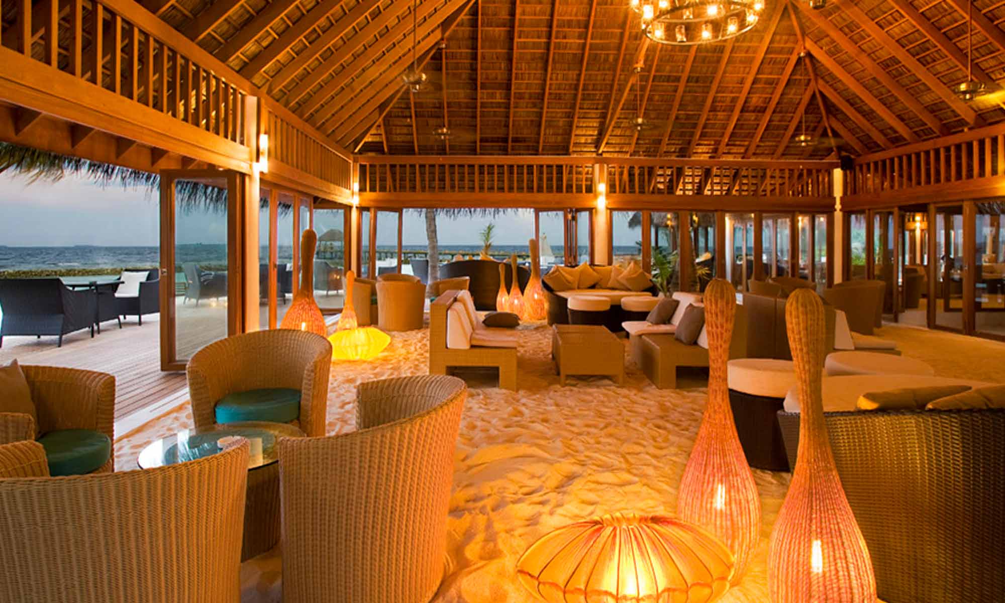 Slow Dive Indischer Ozean Malediven Vakarufalhi Island Resort Bar Lounge