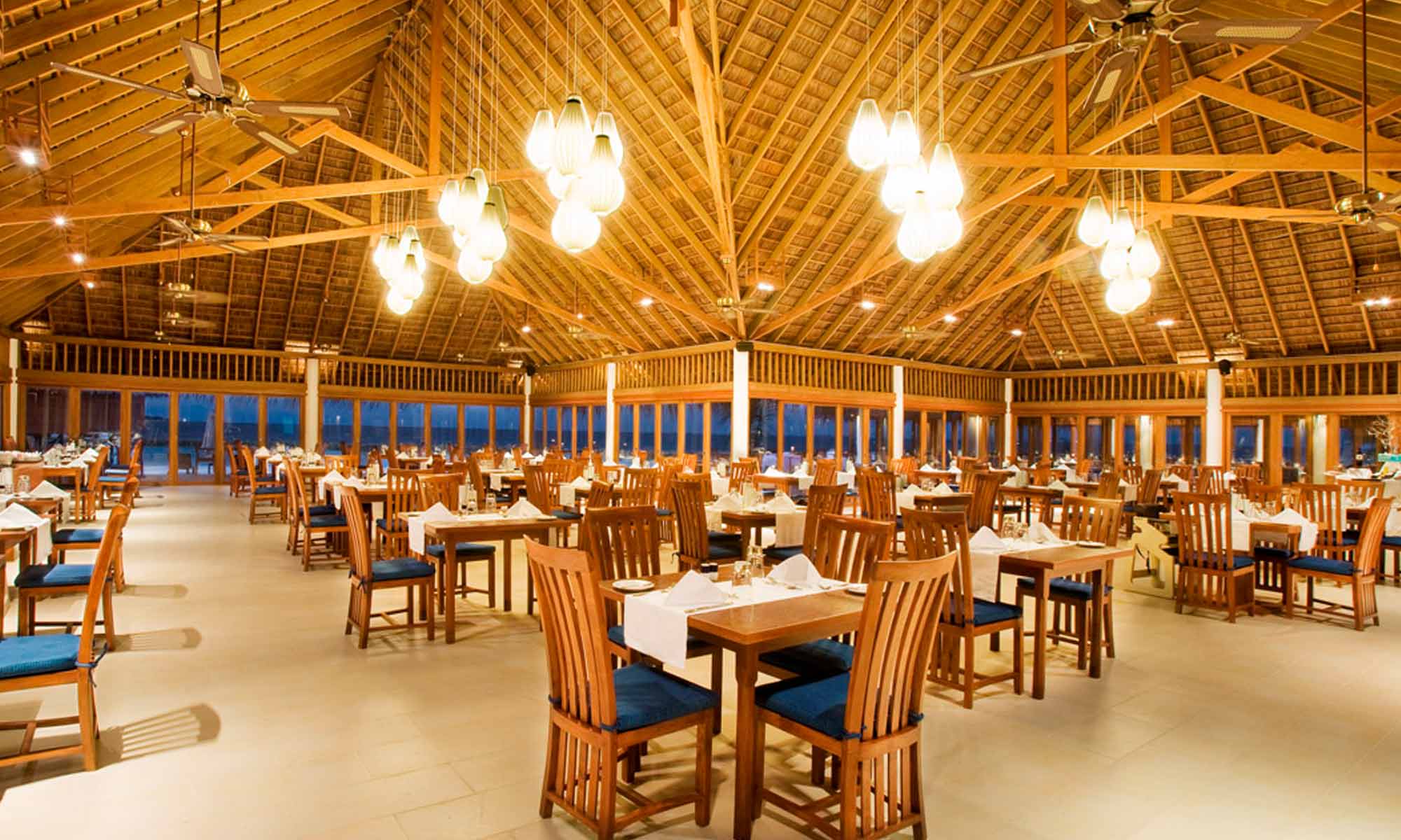 Slow Dive Indischer Ozean Malediven Vakarufalhi Island Resort Restaurant