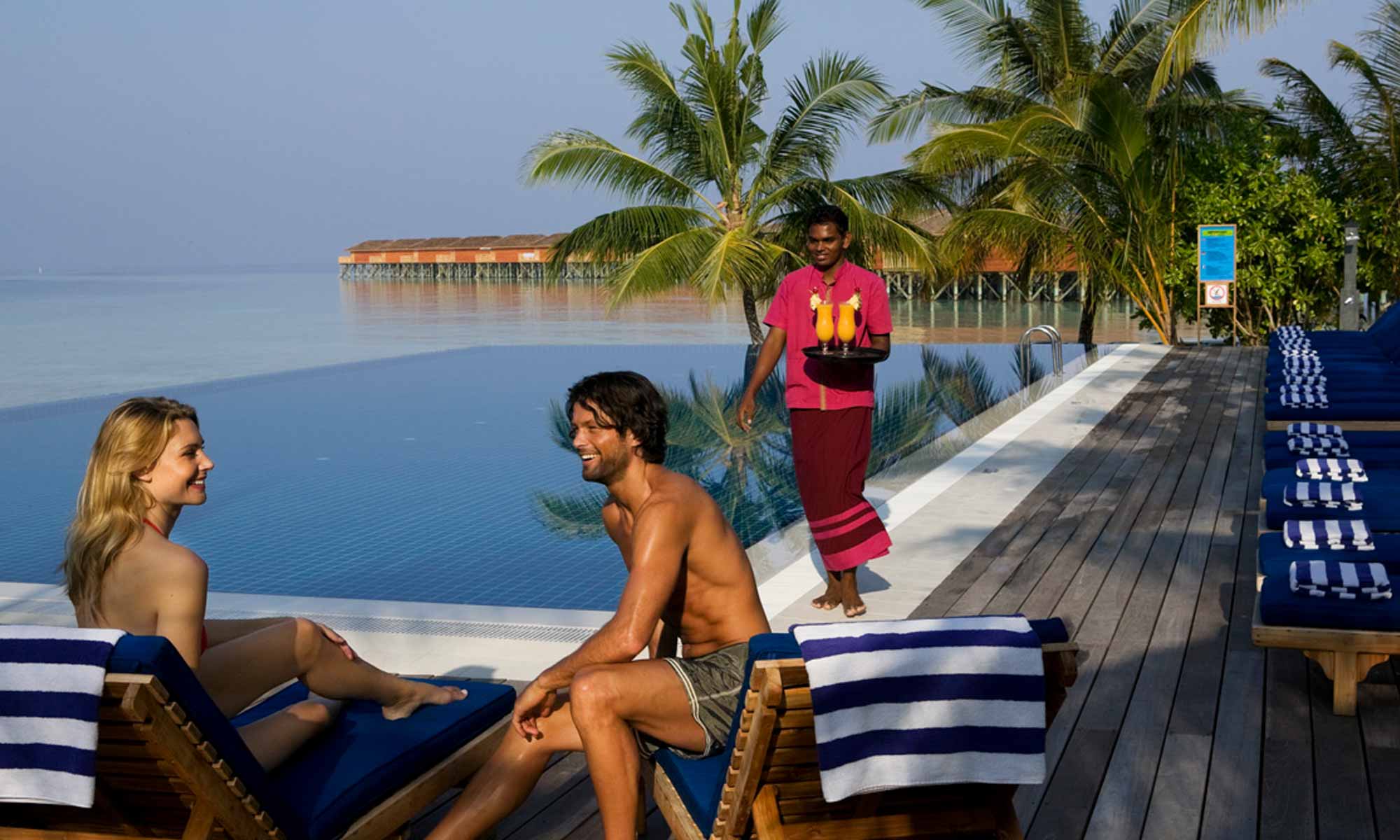 Slow Dive Indischer Ozean Malediven Vilamendhoo Island Resort Pool