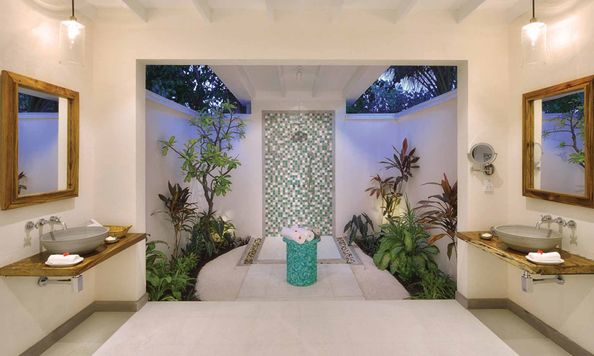 Slow Dive Indischer Ozean Malediven COOEE OBLU at Helengeli Bungalow Bad