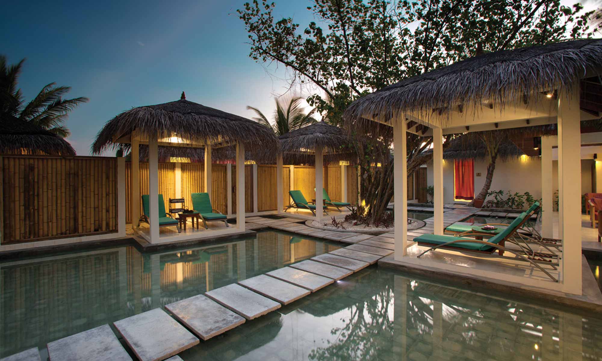 Slow Dive Indischer Ozean Malediven COOEE OBLU at Helengeli Bungalow Pool