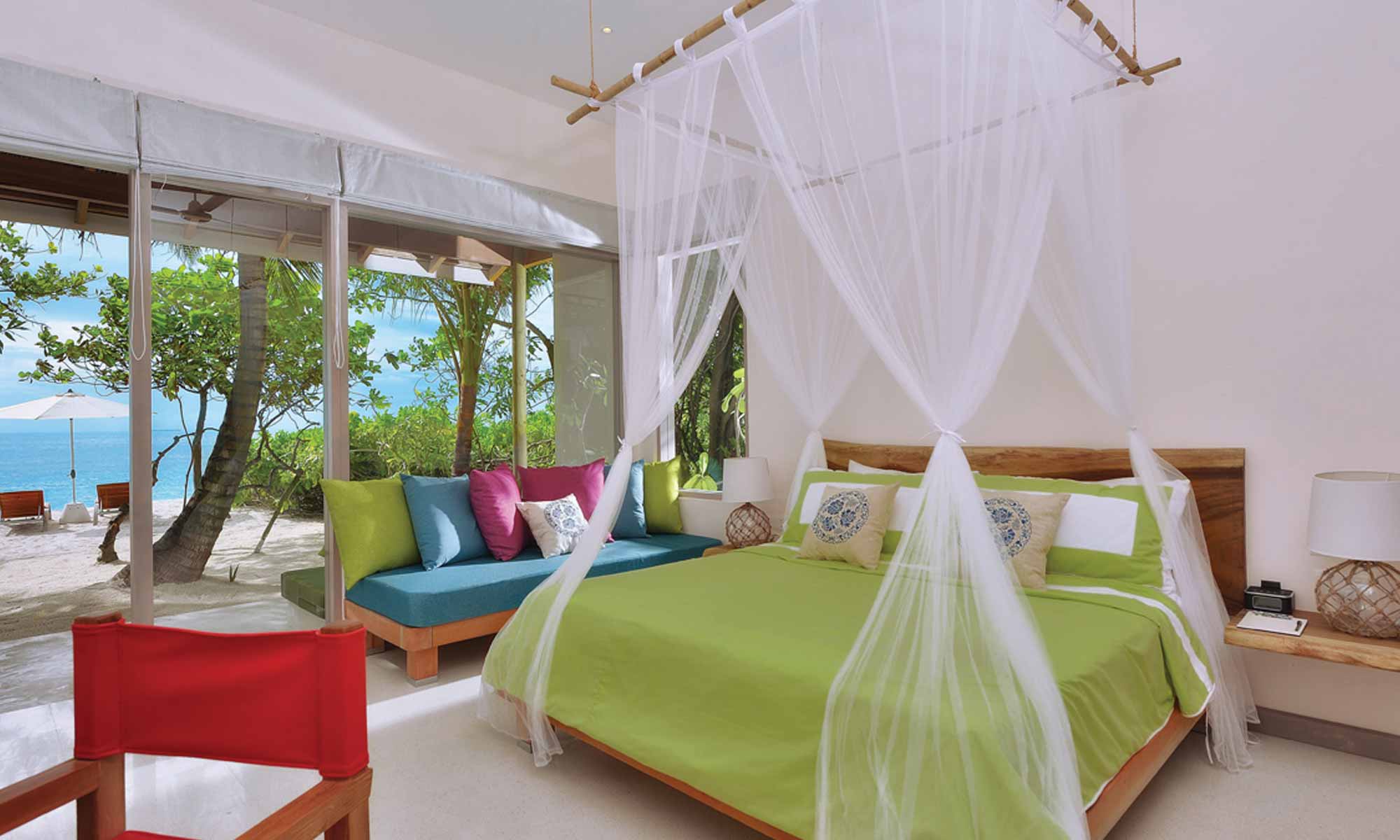 Slow Dive Indischer Ozean Malediven COOEE OBLU at Helengeli Bungalow Strandblick