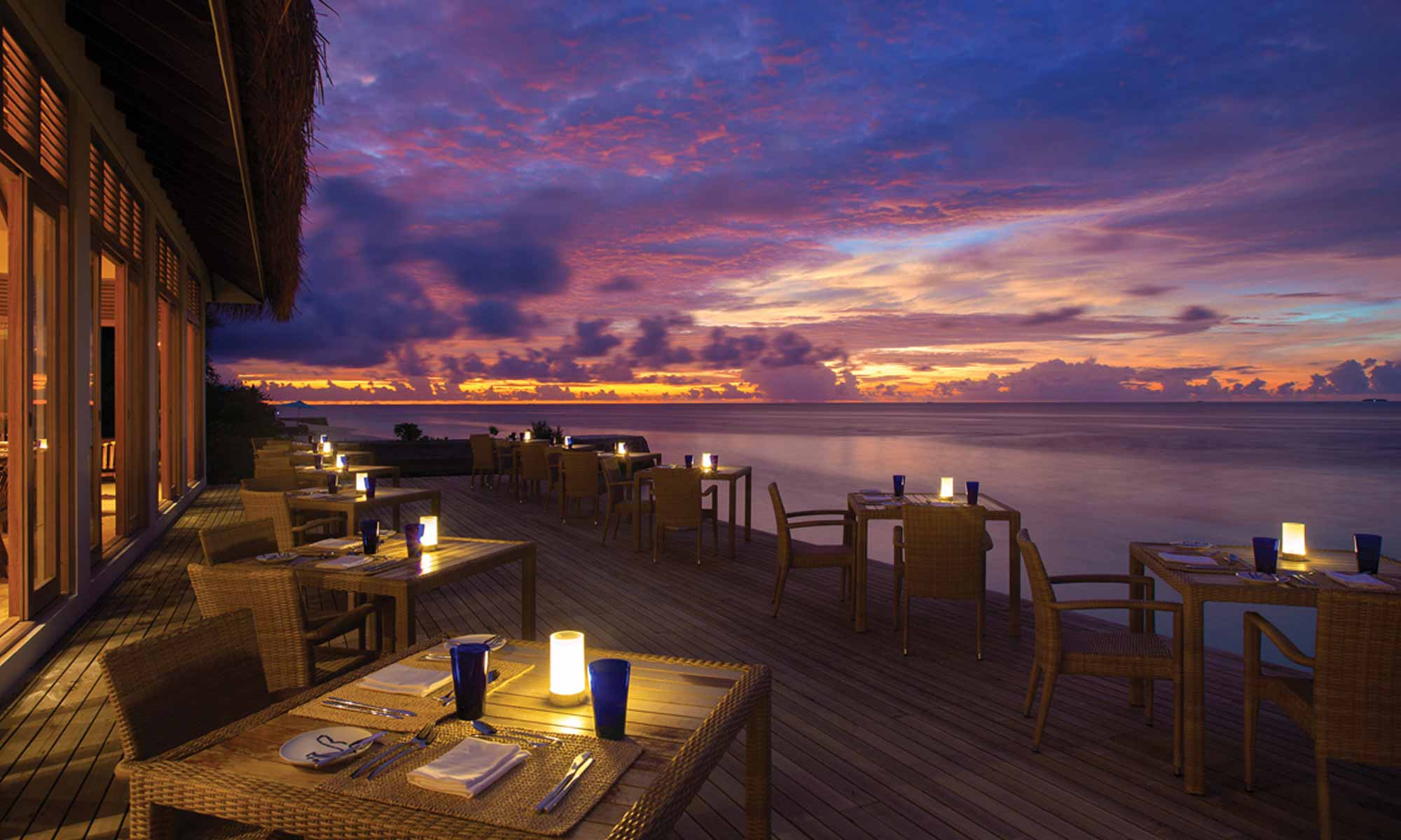 Slow Dive Indischer Ozean Malediven COOEE OBLU at Helengeli Restaurant Abends